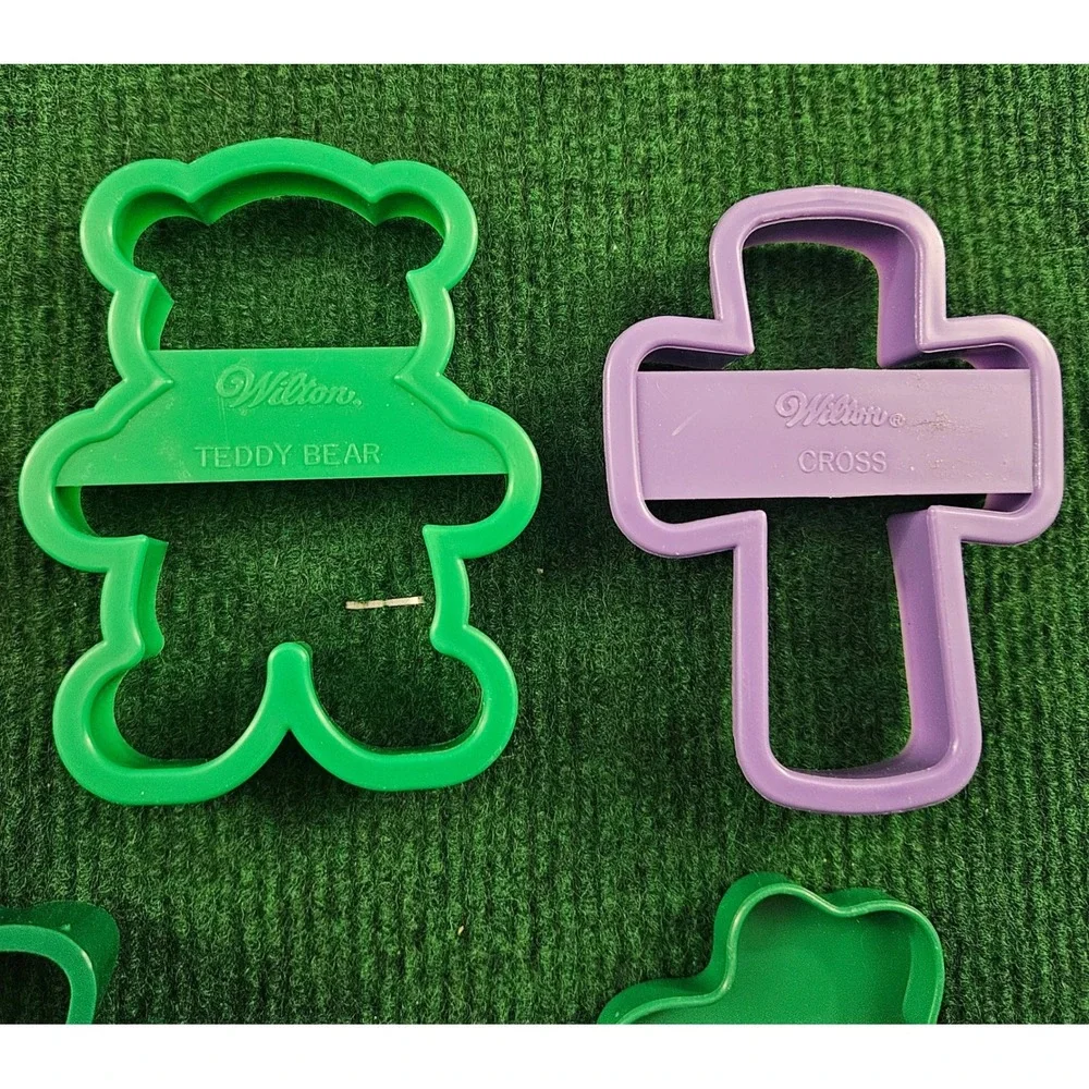 12 Wilton Cookie Cutters Set Gingerbread Teddy Bear Duck Christmas Tree‎